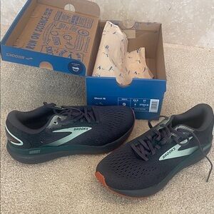 NEW in box Brooks Ghost 16, men’s size 9M, Blackened Pearl/June Bug/Green